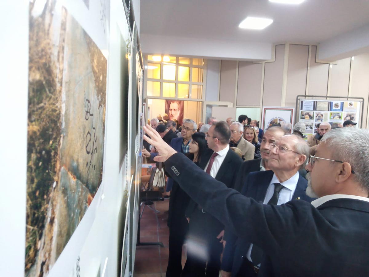 Türklerin Anadolu’daki varlığını 1500 yıl öncesine tarihleyen, araştırmacı Ümit Şıracı tarafından 4 yıl önce Denizli’nin Bekilli İlçesi’nde bulunarak kayda alınan eski Türk yazıtları ve şamanik çizimler, dijital ortamda hazırlandı ve Turan Bahadır Sergi Salonu’nda görücüye çıktı. Sergide yer alan 78 fotoğraf, İstanbul ve Ankara’da da sergilenecek.