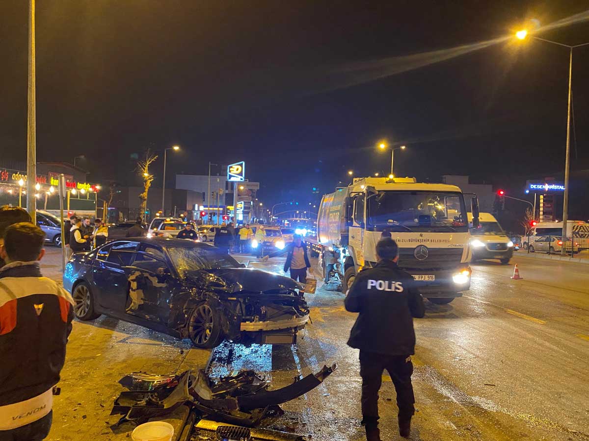 Süleyman Demirel Bulvarı’nda motosiklete çarpmamak için yaptığı manevra sonrası kontrolden çıkan aracı ile park halindeki otomobillere çarpan, ardından yaralıları bırakarak olay yerinden kaçtığı ileri sürülen sürücünün teslim olduğu öğrenildi.