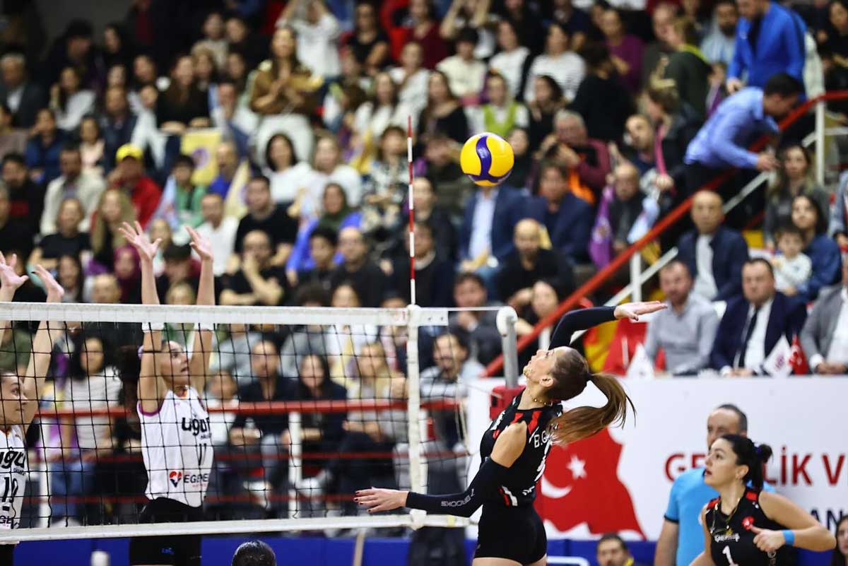 Türkiye Voleybol Kadınlar 2’nci Ligi'nde mücadele eden Denizli Büyükşehir Belediyespor ile Denizli Uğur Spor Kulübü maç sabahı kahvaltıda bir araya geldi. Maçta ise kazanan taraf Denizli Uğur Spor Kulübü oldu.