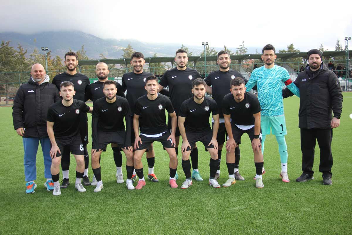 ÇAL BELEDİYESPOR LİDERLİĞİNİ SÜRDÜRDÜ