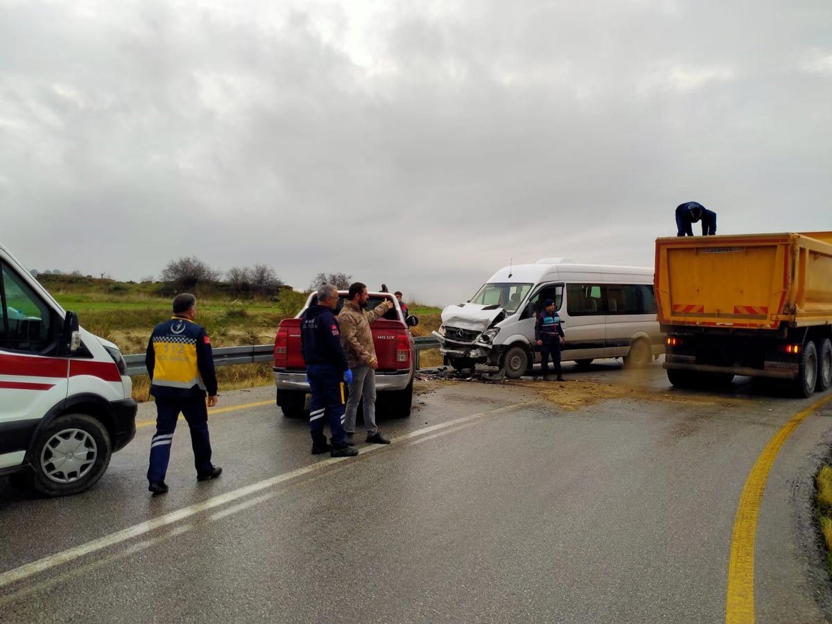 Karahayıt’ta karşı şeride geçen pickup araç minibüs ile çarpıştı. Kazada 5 kişi yaralandı.