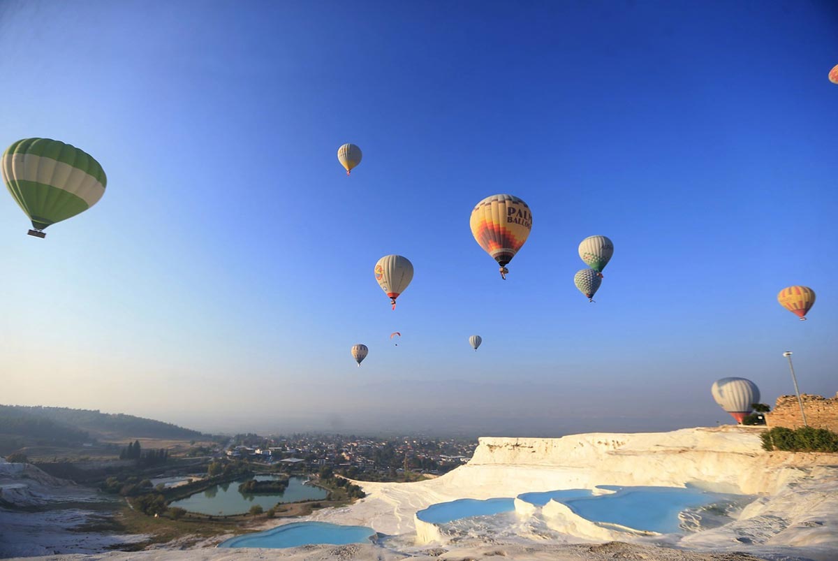 Ulaştırma ve Altyapı Bakanı Abdulkadir Uraloğlu; aralarında Pamukkale’nin de bulunduğu 8 bölgede 43 bin balon uçuşu gerçekleştirildiğini belirtti. Bu uçuşlarda 933 bin yerli-yabancı yolcu ile tüm zamanların balon yolcu sayısı rekoru kırıldığını ifade eden Bakan Uraloğlu, balon yolcusu sayısı ise 2023 yılına göre yüzde 25 artış gösterdiğini kaydetti.