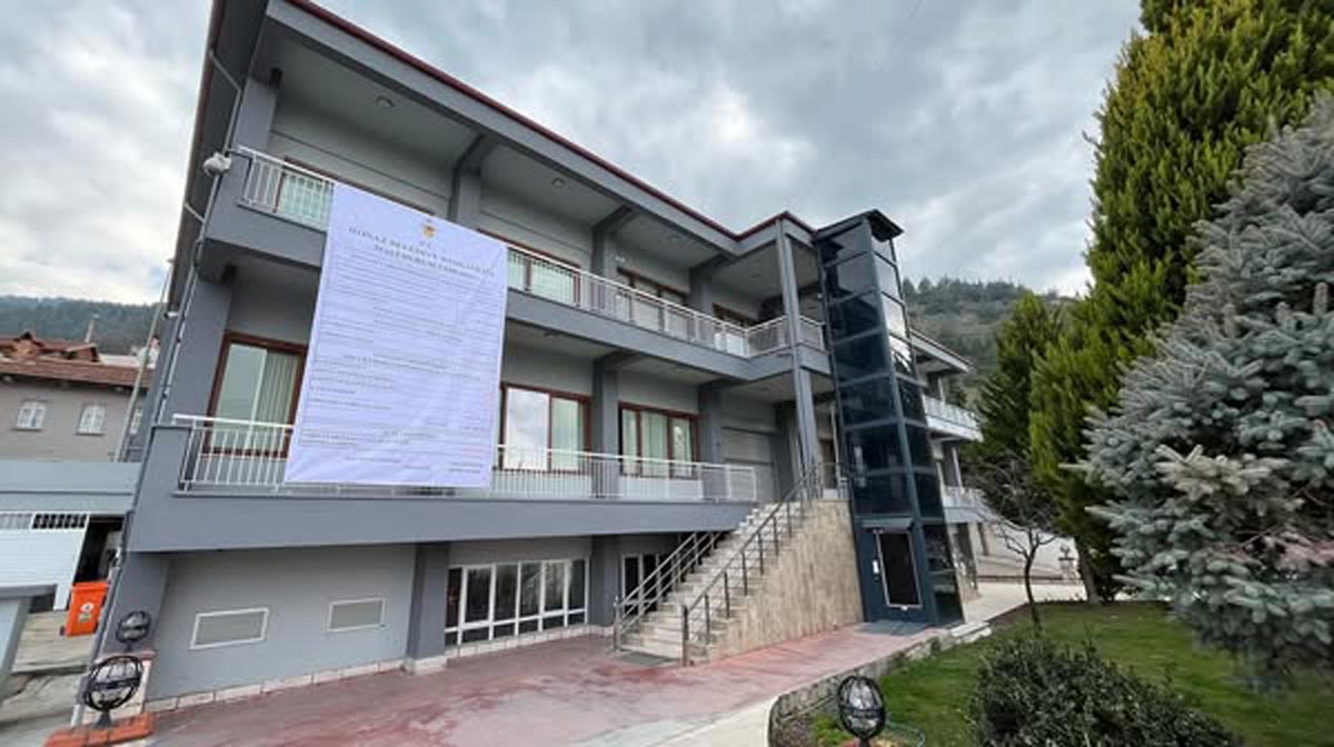 Honaz Belediye Başkanı Kepenek, belediyenin gelir gider durumunu bir kez daha hizmet binasına astı. Belediyenin İller Bankası, SGK ve Maliye borcu olmadığı, kasasında 26,9 milyon lira, alacak hanesinde ise 11.8 milyon lira olduğu görüldü.