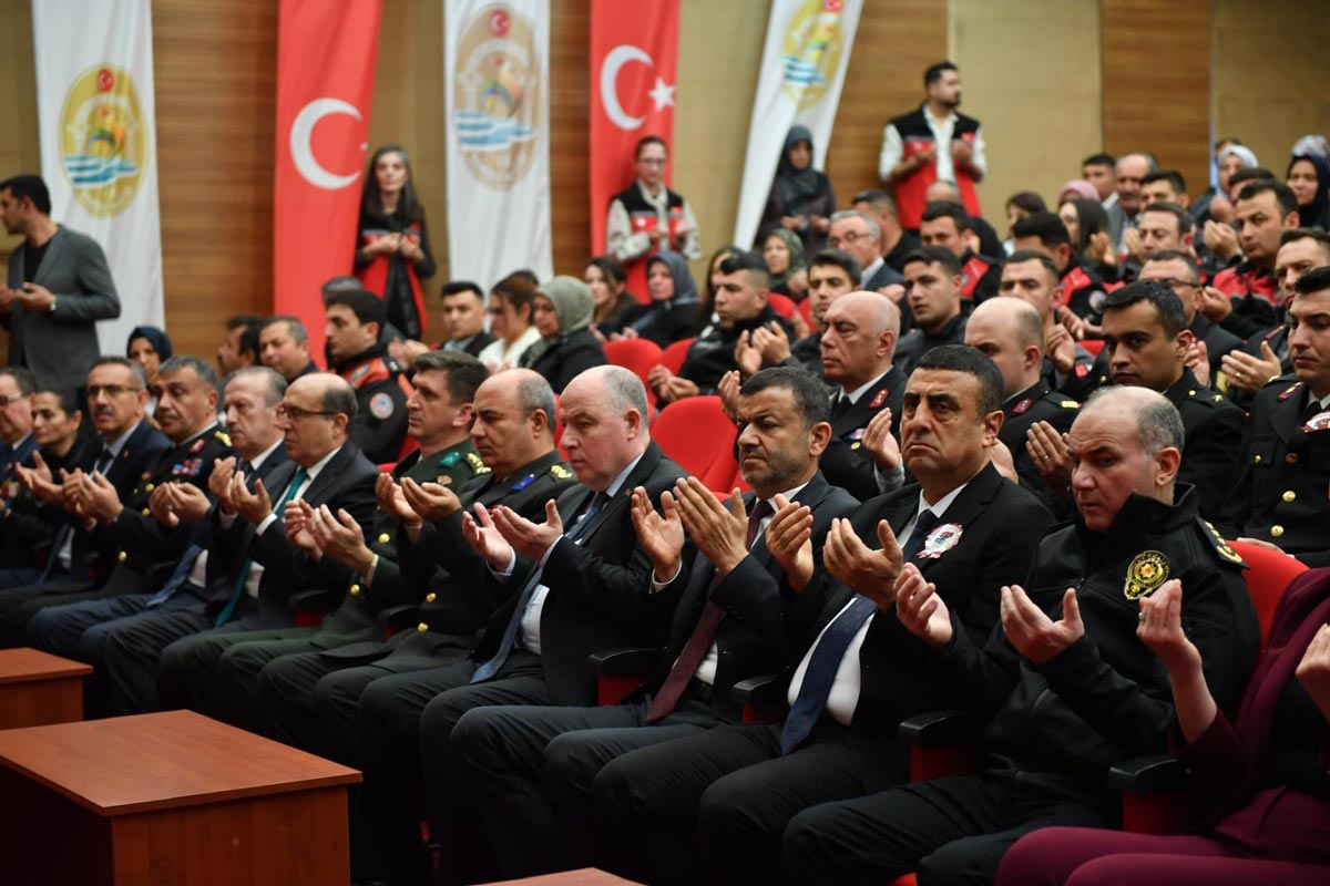 3 ŞEHİT YAKINI VE 5 GAZİYE DEVLET ÖVÜNÇ MADALYASI