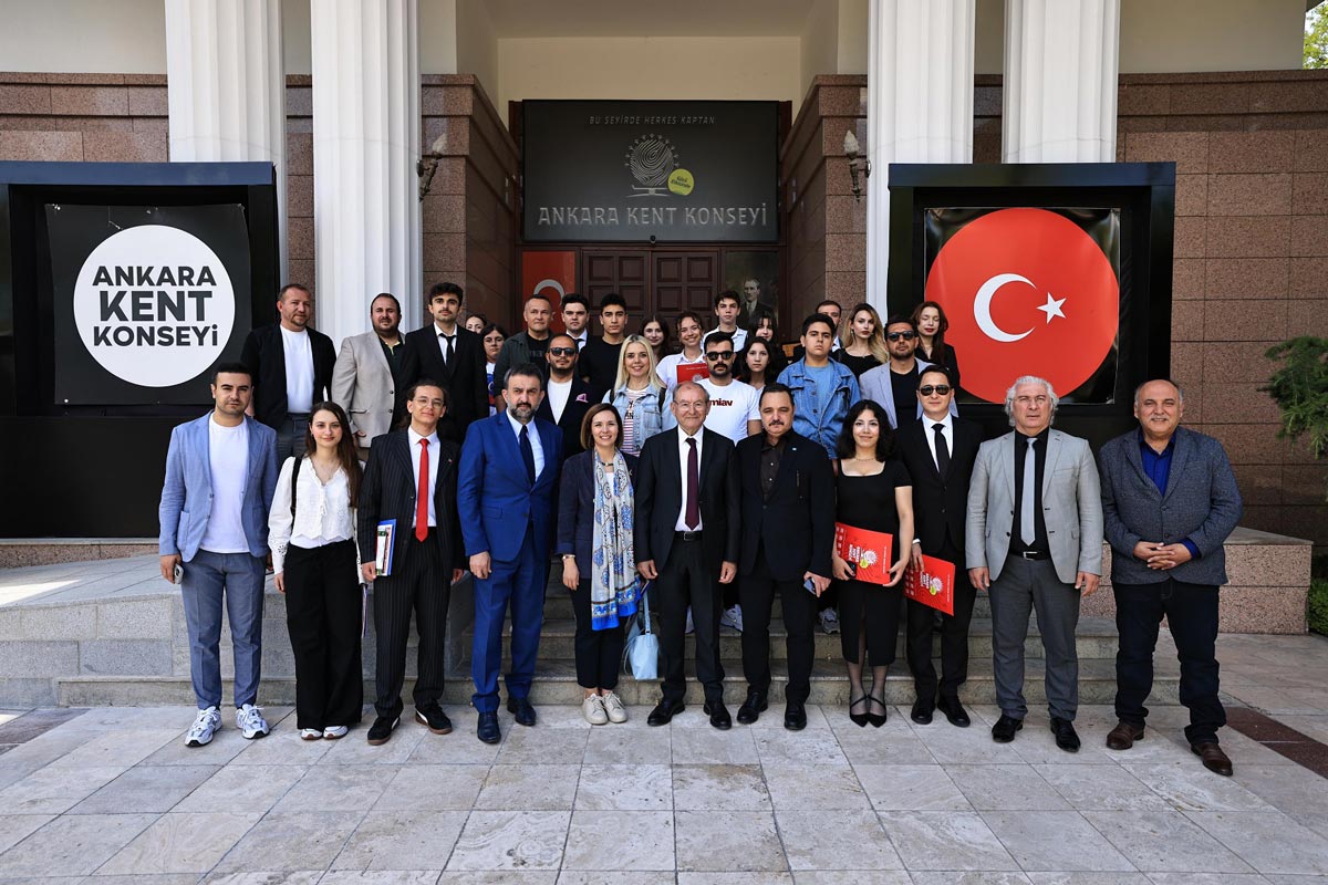 GENÇLERDEN ANITKABİR ZİYARETİ
