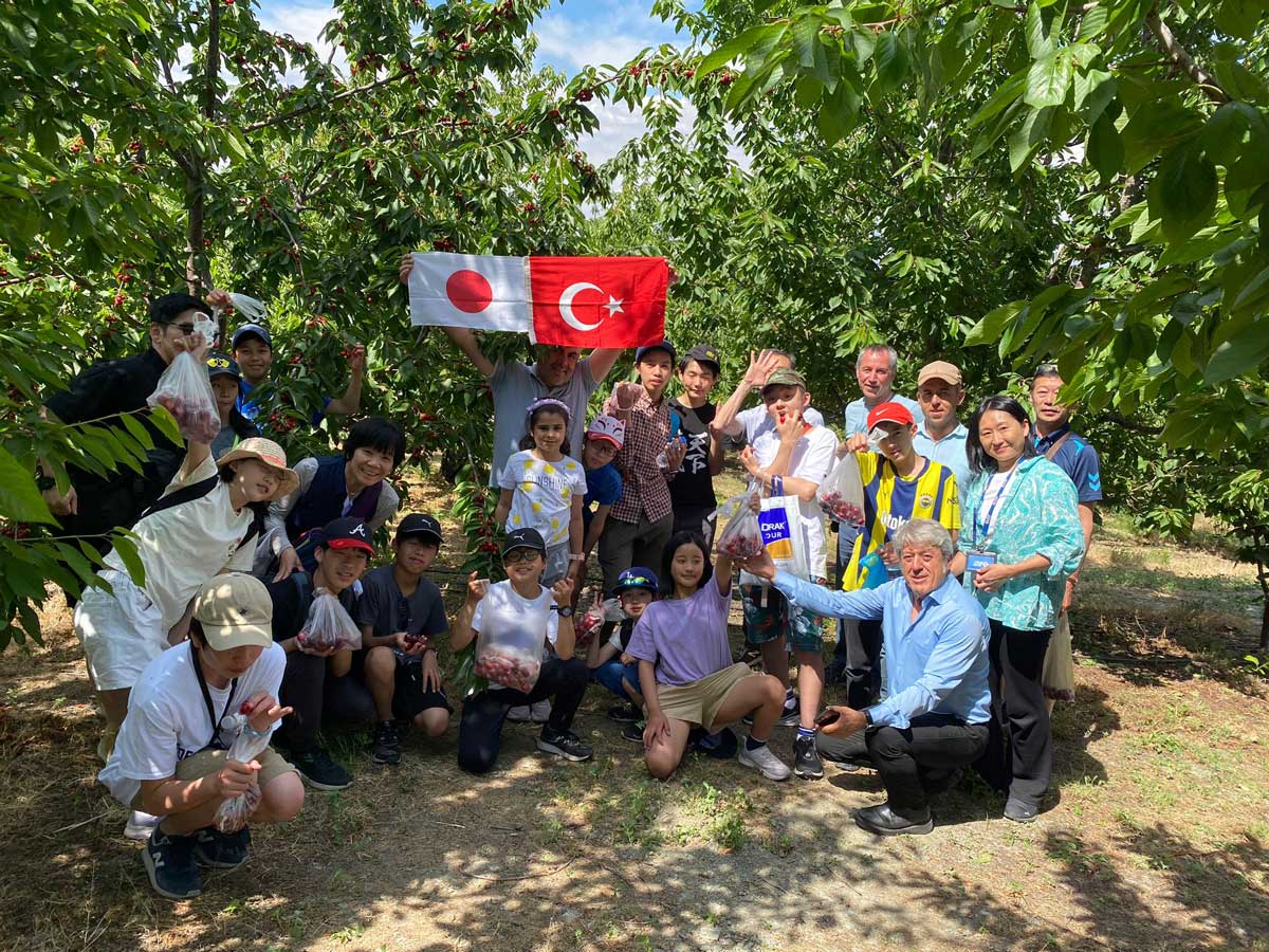 Denizli Büyükşehir Belediyesi’nin Japon konukları, Honaz’da kiraz hasadına katılarak Türk tarım kültürünü deneyimledi. Etkinlik, uluslararası turizm ve kültürel bağları güçlendirdi.