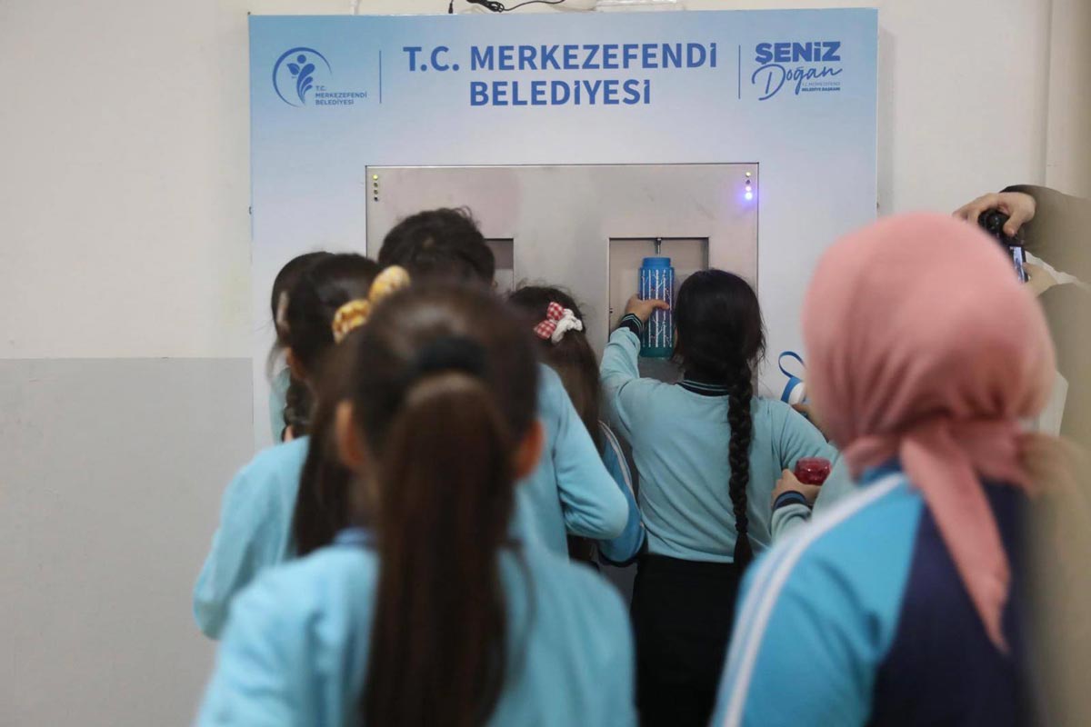 ÖĞRENCİLER SAĞLIKLI SU İÇECEK