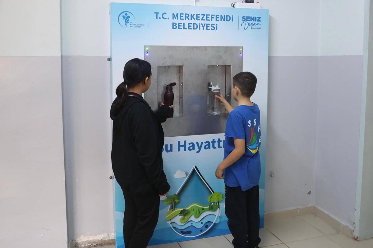 ÖĞRENCİLER SAĞLIKLI SU İÇECEK