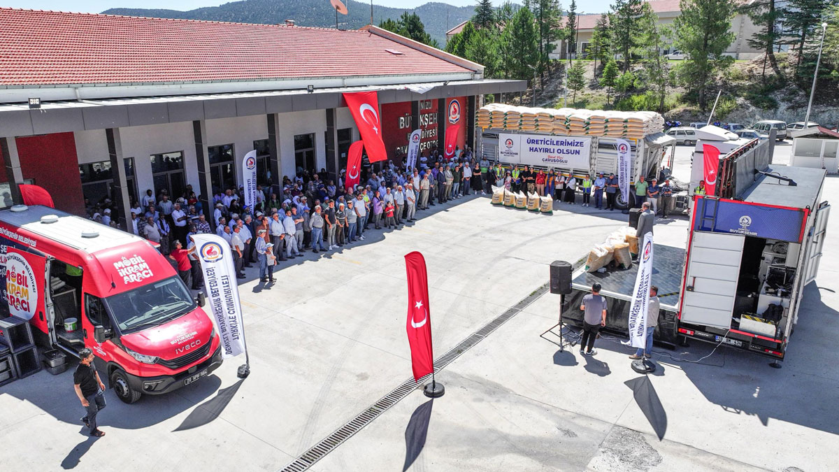 Kırsal mahallerde hayvancılıkla uğraşan küçük aile işletmelerine destek veren Denizli Büyükşehir Belediyesi, Çameli’de flake yem dağıtımı yaptı.