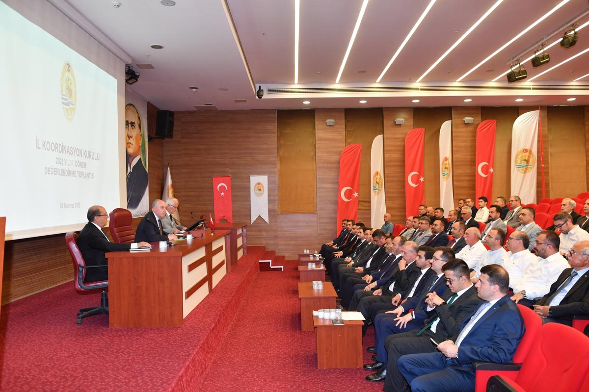 İl Koordinasyon Kurulu kentteki yatırımların durumunun değerlendirildiği ikinci dönem toplantısı için bir araya geldi. Denizli’de 263 proje için toplam 7,3 milyar lira ödenek kullanıldığı açıklandı.