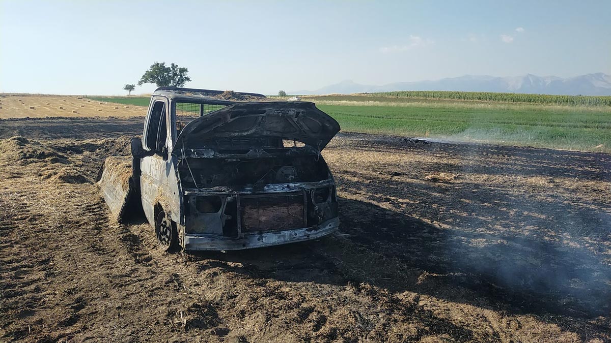 Denizli’de saman yüklü kamyonet bir anda alev aldı. Hurdaya dönen aracın sürücüsü yaralandı.
