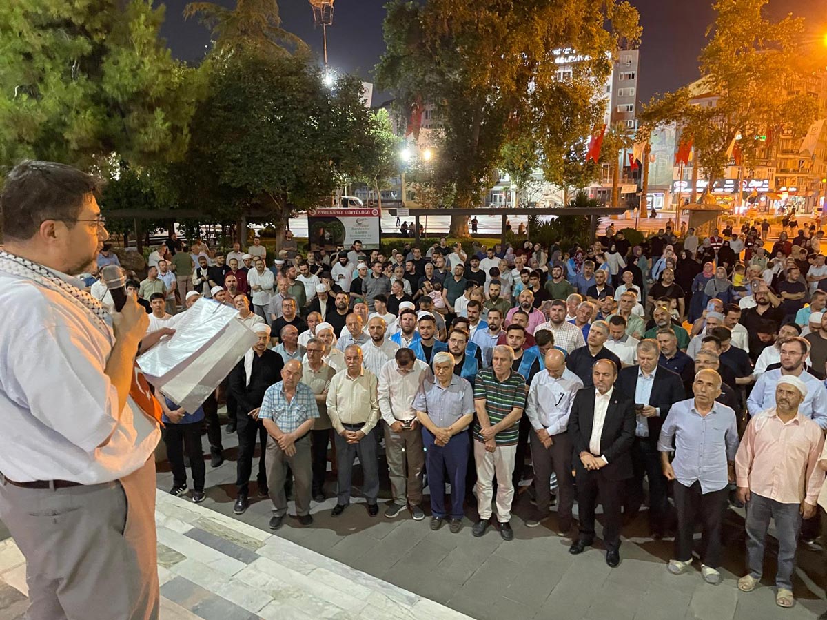 YENİ CAMİ’DE TOPLANDILAR