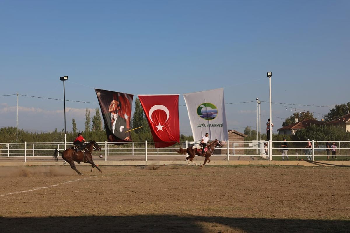 ÇİVRİL’DE CEM ADRİAN RÜZGARI