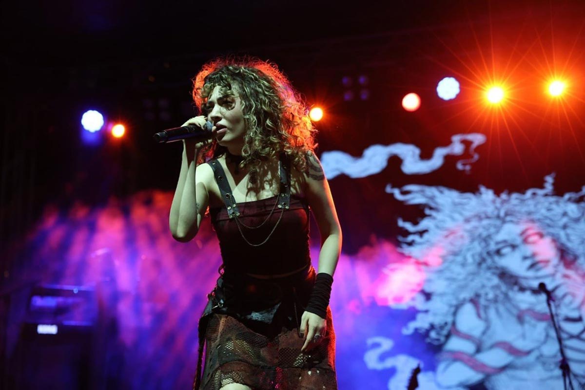ELMA FESTİVALİ’NDE SENA ŞENER GECESİ