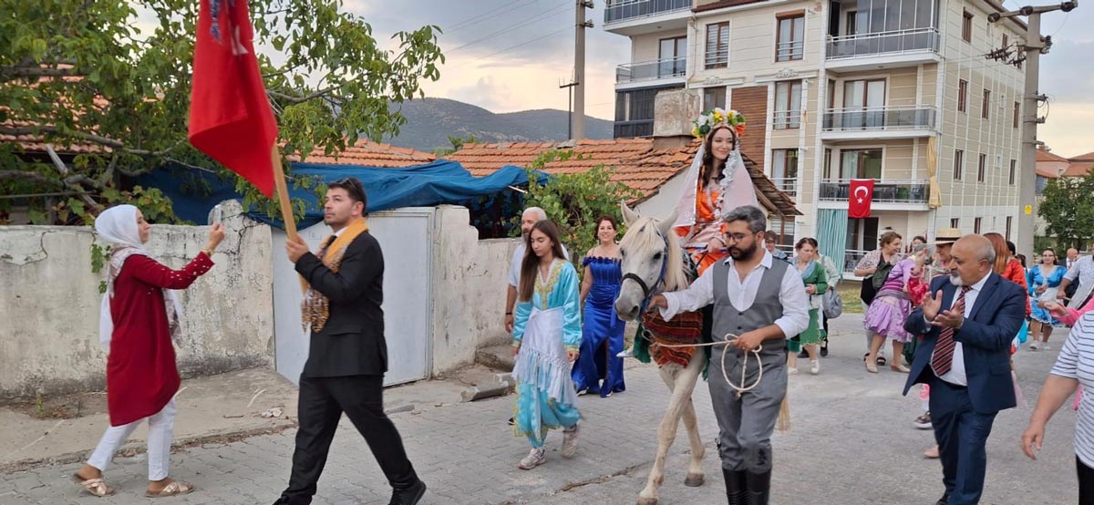 ÜÇ ETEKLİ GELİNİ ATIYLA ALDI
