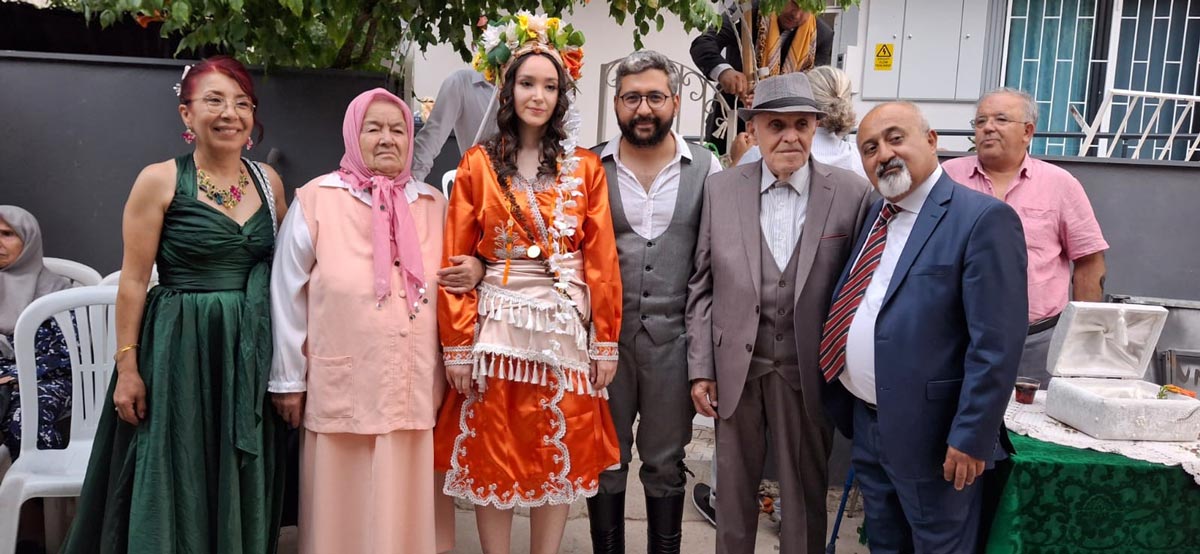 ÜÇ ETEKLİ GELİNİ ATIYLA ALDI