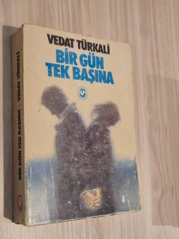 BİR GÜN TEK BAŞINA – VEDAT TÜRKALİ