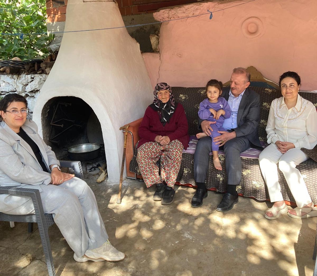 Denizli'nin Merkezefendi Kaymakamı Abdullah Demir, 2 padişah, 12 cumhurbaşkanı ve 27 başbakan gören asırlık 107 yaşındaki Fatma Özaslan’ın yaş gününü fidan hediye ederek ve pasta keserek kutladı.