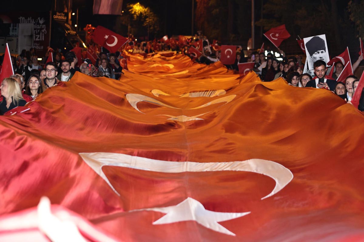 FENER ALAYINDA BİNLER YÜRÜDÜ