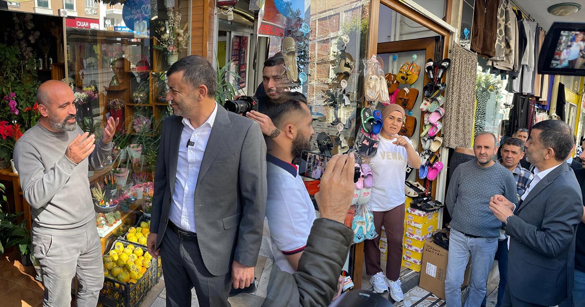 KAÇMADI, İSTİKLAL ESNAFIYLA BULUŞTU