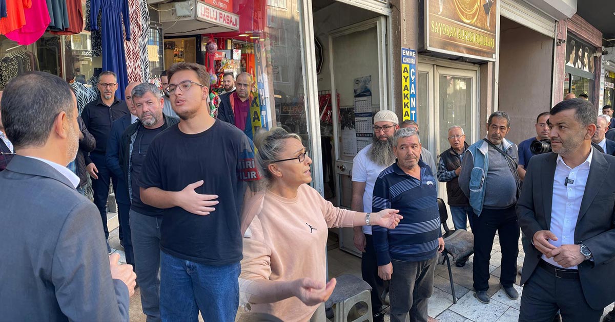 KAÇMADI, İSTİKLAL ESNAFIYLA BULUŞTU