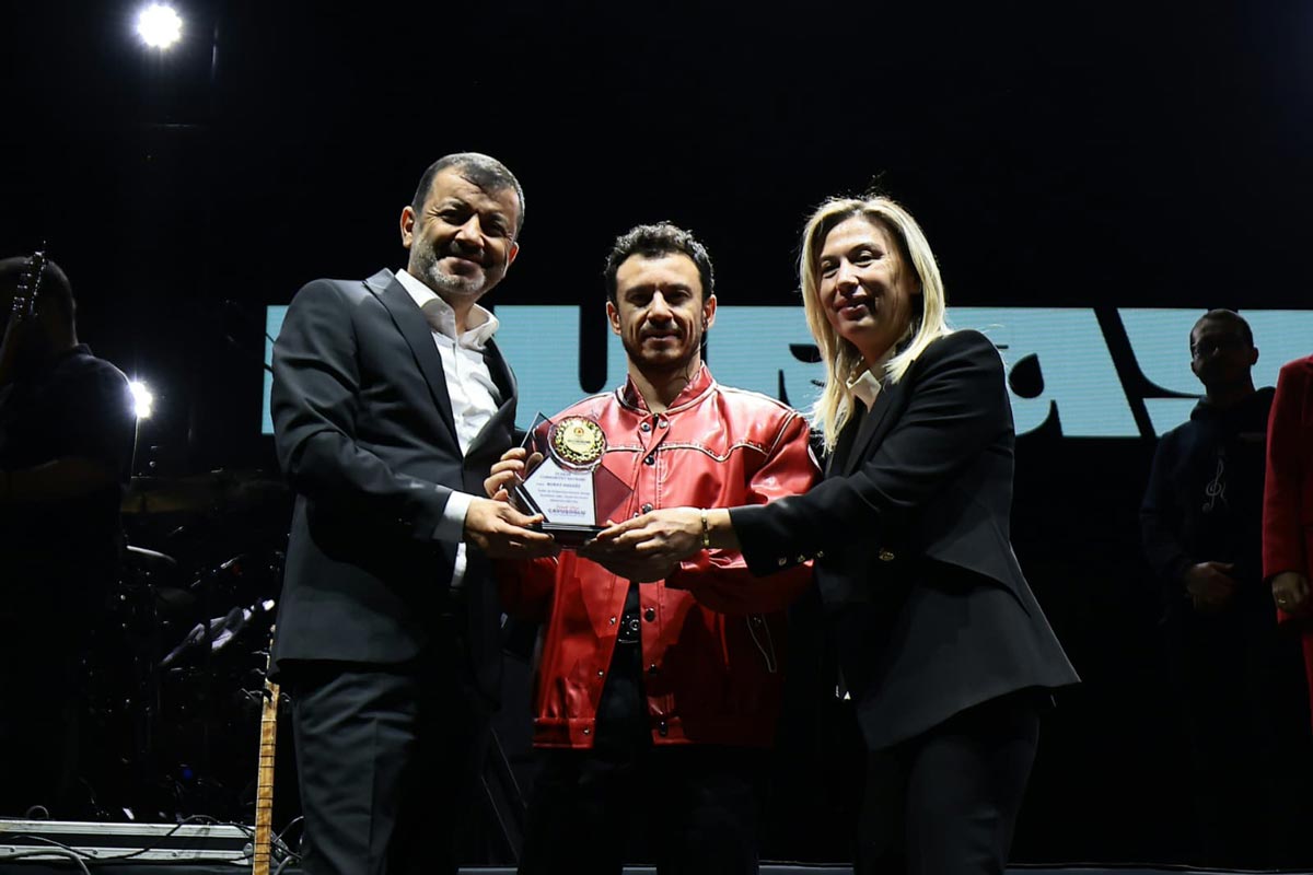 ON BİNLER MEYDANDA CUMHURİYET İÇİN BULUŞTU