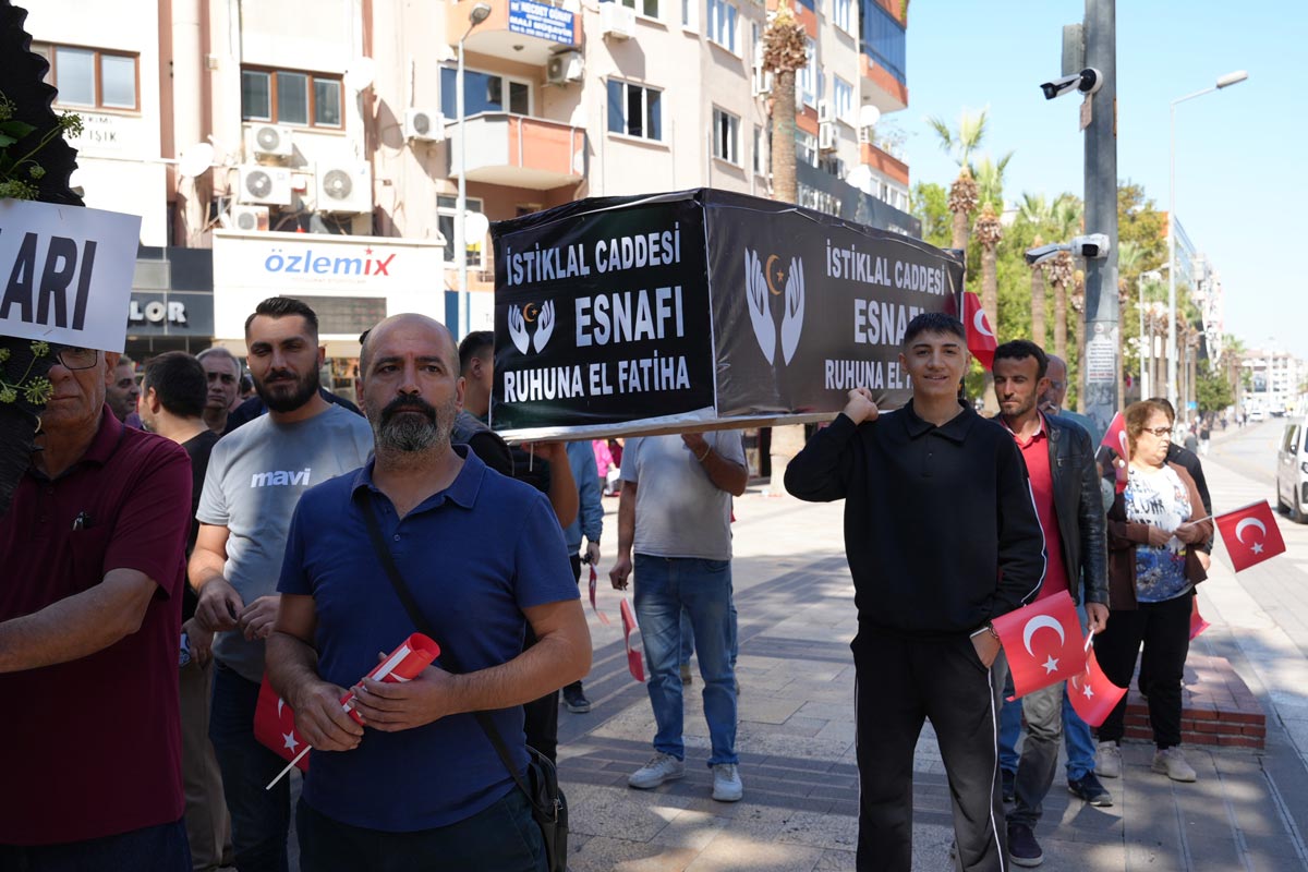 OTOBÜS YOLUNU PROTESTO ETTİLER