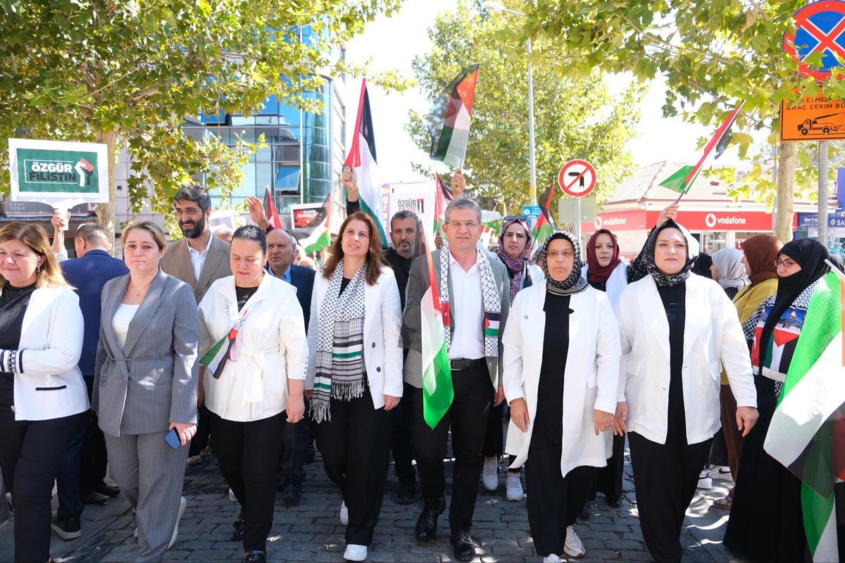 AK Parti Denizli İl Kadın Kolları, Gazze’de yaşanan zulmün yıl dönümünde yüzlerce kadının katılımıyla Bayramyeri Meydanı’nda el ele tutuşarak vicdan zinciri oluşturdu. Sessiz Çığlık ile dünyaya vicdan çağrısı yaptıklarını belirten AK Parti Denizli İl Kadın Kolları Başkanı Münevver Tekaslan, “Gazze sarsıcı bir imtihandır. Gazzeli annenin sesi olmak ve bu sesi dünyaya duyurmak için buradayız. Barış kadınla mümkündür” dedi.