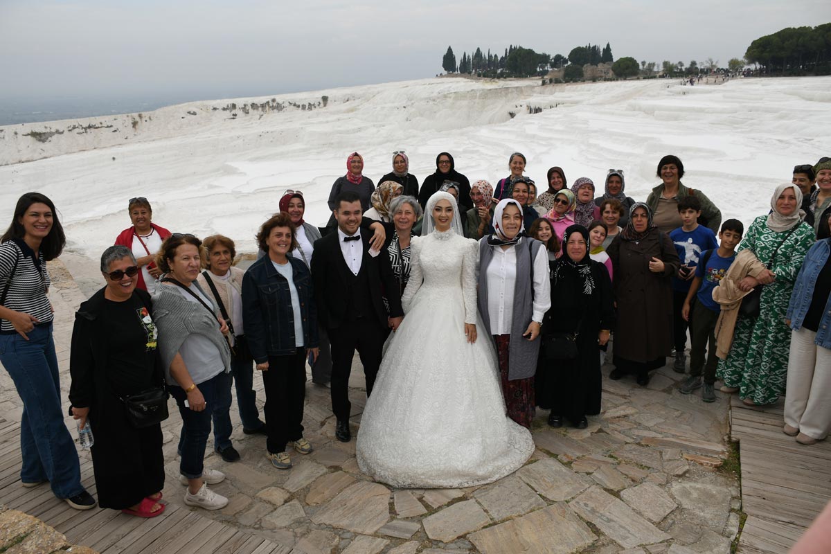 TURİSTLERDEN TAKI MERASİMİ