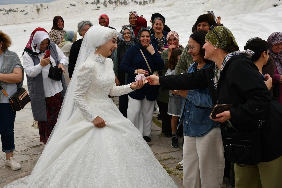 TURİSTLERDEN TAKI MERASİMİ