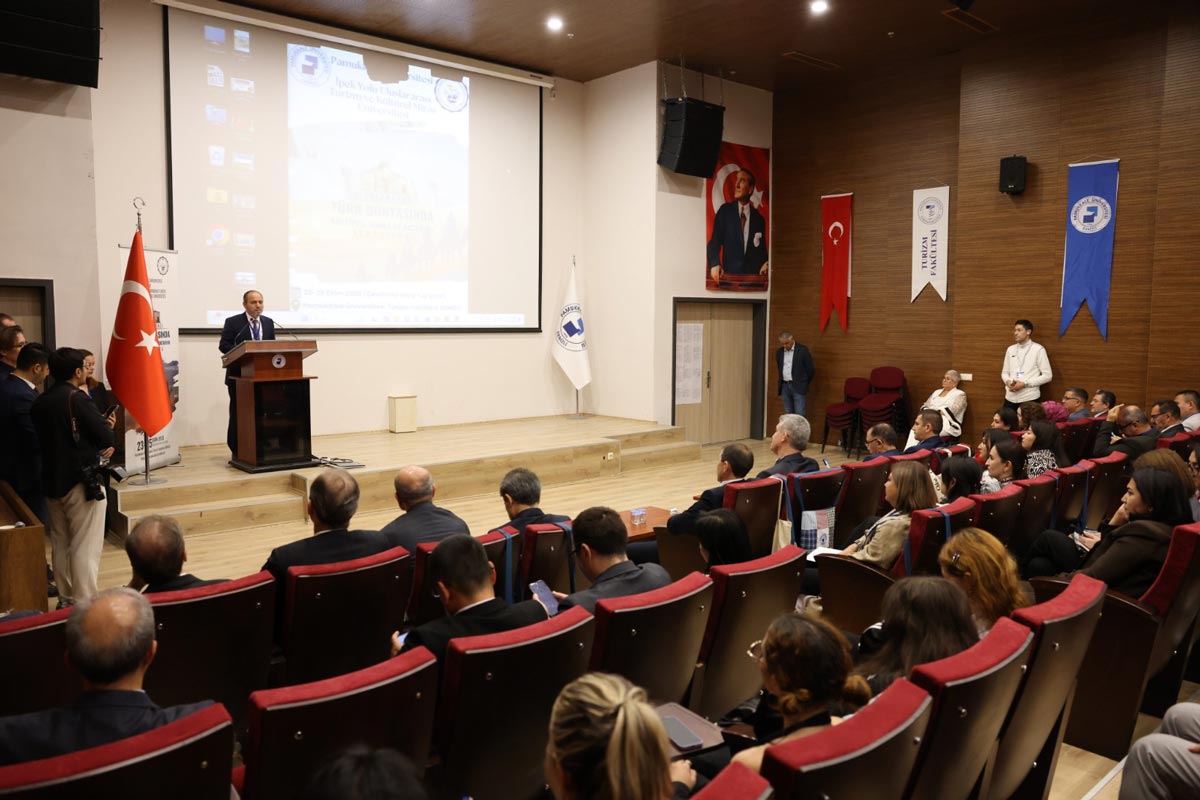 Çevrimiçi ve yüz yüze gerçekleştirilen Uluslararası Türk Dünyasında Kültürel Miras ve Aktarımı Sempozyumu ile Aile ve Sağlık Sempozyumuna Turizm Fakültesi Hierapolis Konferans Salonu’nda düzenlenen açılış töreni ile başlandı.  Pamukkale Üniversitesi Türk Halk Müziği Topluluğu Korosu ve Orkestrası’nın müzik dinletisi ve devamında Pamukkale Üniversitesi Halkoyunları Topluluğunun sahnelediği gösteri ile devam etti.  Açılış konuşmaları ile devam eden programda Özbekistan Cumhuriyeti Ekoloji Çevre Koruma ve İklim Değişikliği Bakanı ve İpek Yolu Uluslararası Turizm ve Kültürel Miras Üniversitesi Rektörü Prof. Dr. Abdukhakimov Aziz Abdukaharovich ile Semerkant Devlet Tıp Üniversitesi Rektörü Prof. Dr. Rızayev Jasur Alimdjanovich’in video mesajları izlendi.    PAÜ Rektör Yardımcısı Prof. Dr. Ersan Öz böyle bir sempozyuma ev sahipliği yapmaktan duydukları memnuniyeti dile getirerek; “Sempozyumun bundan önceki ayağından Semerkant şehrinde Prof. Dr. Yasemin Beyazıt hocamızın ve hem Tıp Fakültesi Dekanımız hem de Rektör Yardımcımız Prof. Dr. İbrahim Türkçüer hocamızın çok emekleri geçti. Tekrar kendilerine teşekkür ediyorum. Başta Denizli Ticaret Odamızın Başkanı Uğur Erdoğan Bey ve Sadık Grup Yönetim Kurulu Başkan Yardımcısı Oktay Mersin’e teşekkürlerimi sunuyorum. Bizlere sponsor olarak destek verdiler. Özbekistan Semerkant ziyaretimizde bizleri ağırlayan hocalarımıza tekrar teşekkürlerimi sunarken oradan gelen tüm hocalarıma hoş geldiniz diyorum.” şeklinde konuştu.  Pamukkale Üniversitesi Rektörü Prof. Dr. Mahmud Güngör ise konuşmasında “Bu kültürü mutlaka gençliğimize taşımamız lazım diye tasarruf ediyoruz. Bu sempozyumun neticesinde çok önemli kazanımların olacağına inanıyorum. Bizim kültür mirası aktarımını bu sempozyumla taçlandıracağımızı ve önemli kararlar alacağımıza inanıyorum” diye konuştu.