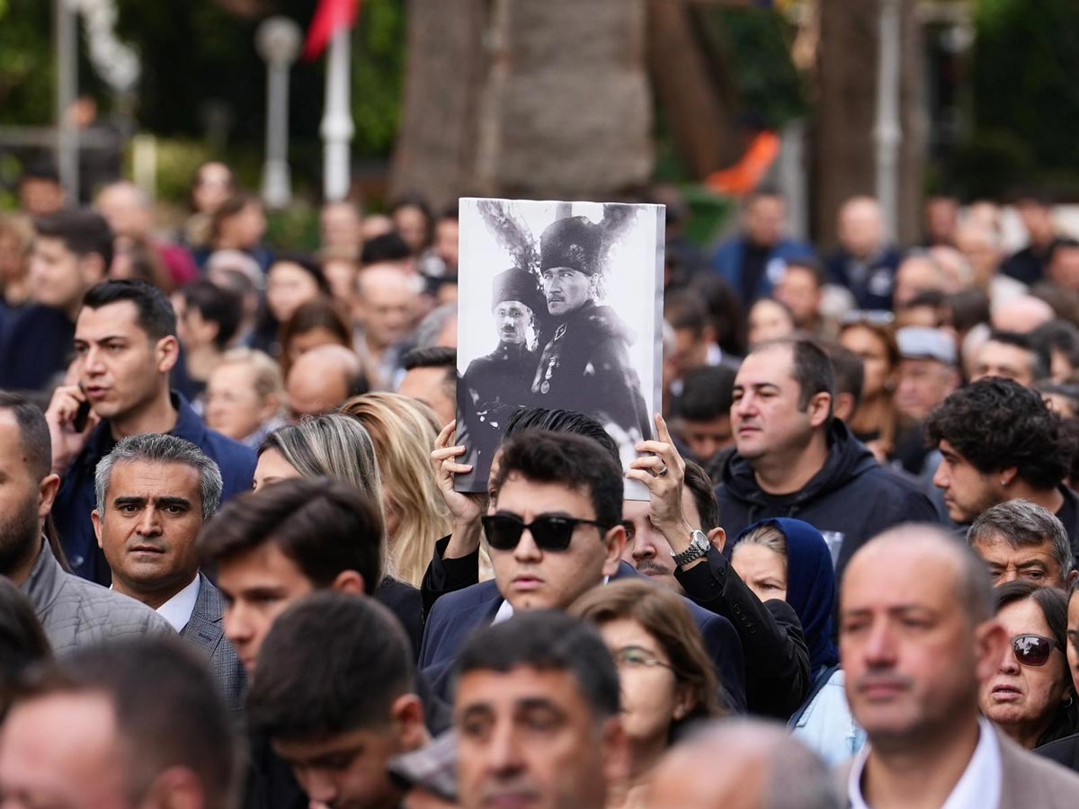 BİNLERCE KİŞİ ATATÜRK İÇİN YÜRÜDÜ