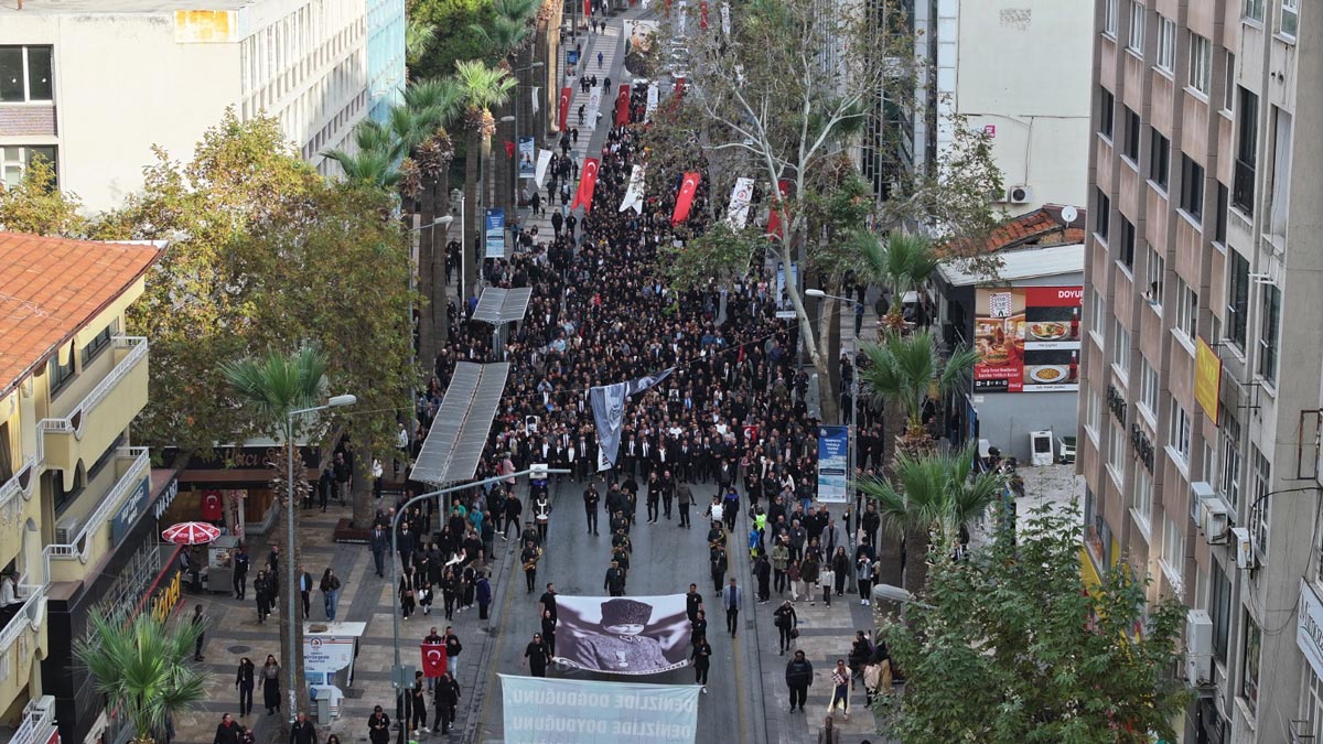 BİNLERCE KİŞİ ATATÜRK İÇİN YÜRÜDÜ