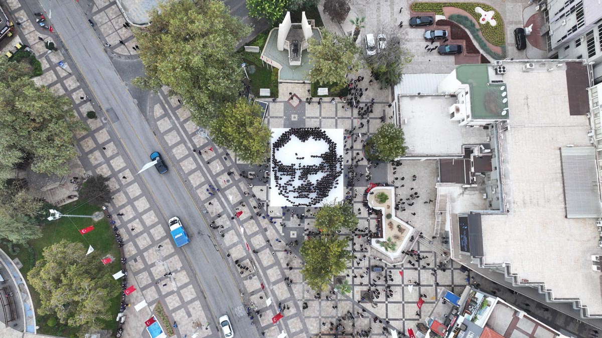 BİNLERCE KİŞİ ATATÜRK İÇİN YÜRÜDÜ