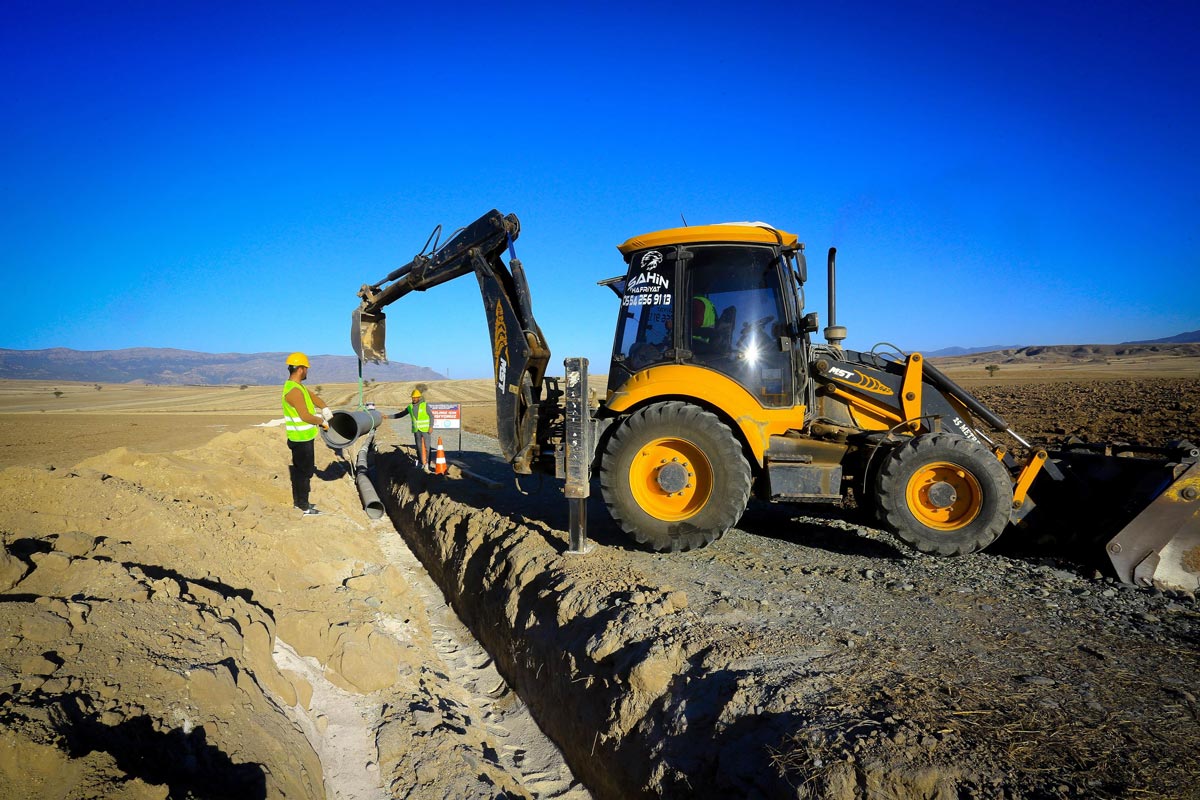 Yağışlardaki düşüş nedeniyle Bozkurt’ta yaşanan içme suyu sorununa kalıcı çözüm getirilmek amacıyla bulunan yeni kaynağın şebekeye bağlanması amacıyla 11,5 kilometrelik iletim hattı döşeniyor.