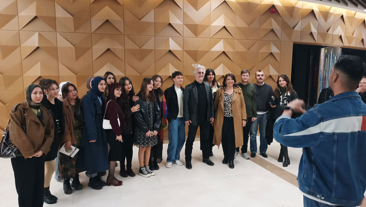 DRACULA TİYATROSEVERLERİ BÜYÜLEDİ