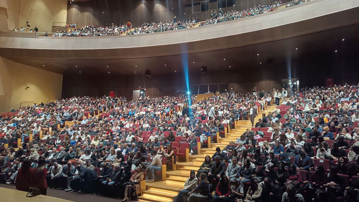 DRACULA TİYATROSEVERLERİ BÜYÜLEDİ