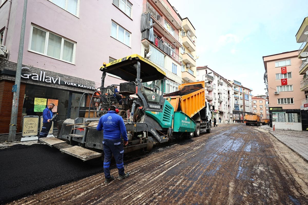 PAMUKKALE VE MERKEZEFENDİ’YE 2 AYDA 27 BİN TON ASFALT SERİLDİ