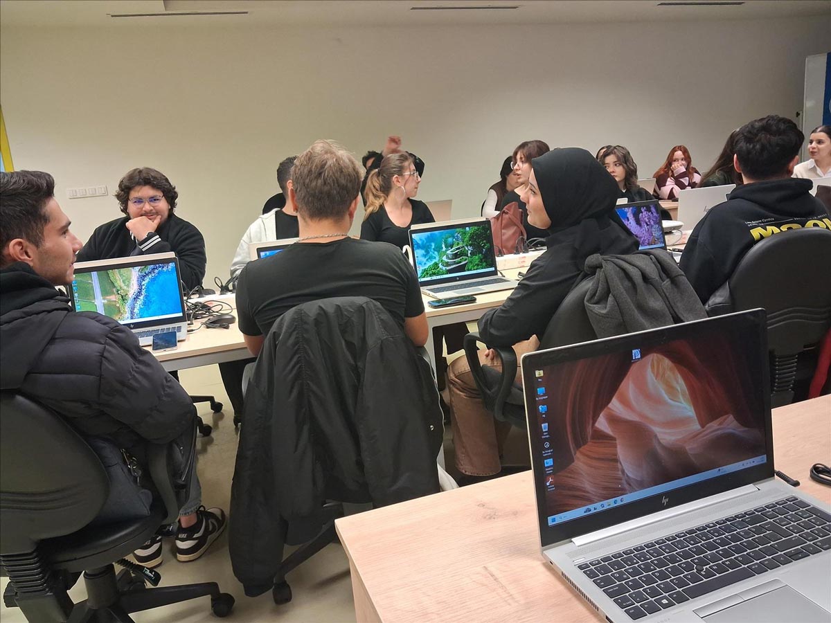 İLETİŞİM FAKÜLTESİ’NDE BİLGİSAYAR LABORATUVARI AÇILDI