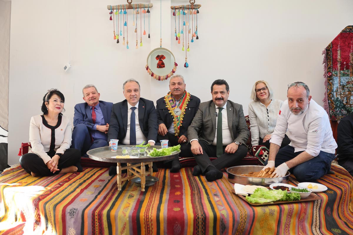 PAMUKKALE’NİN ÇINARLARI 2025’E BÖYLE VEDA ETTİ