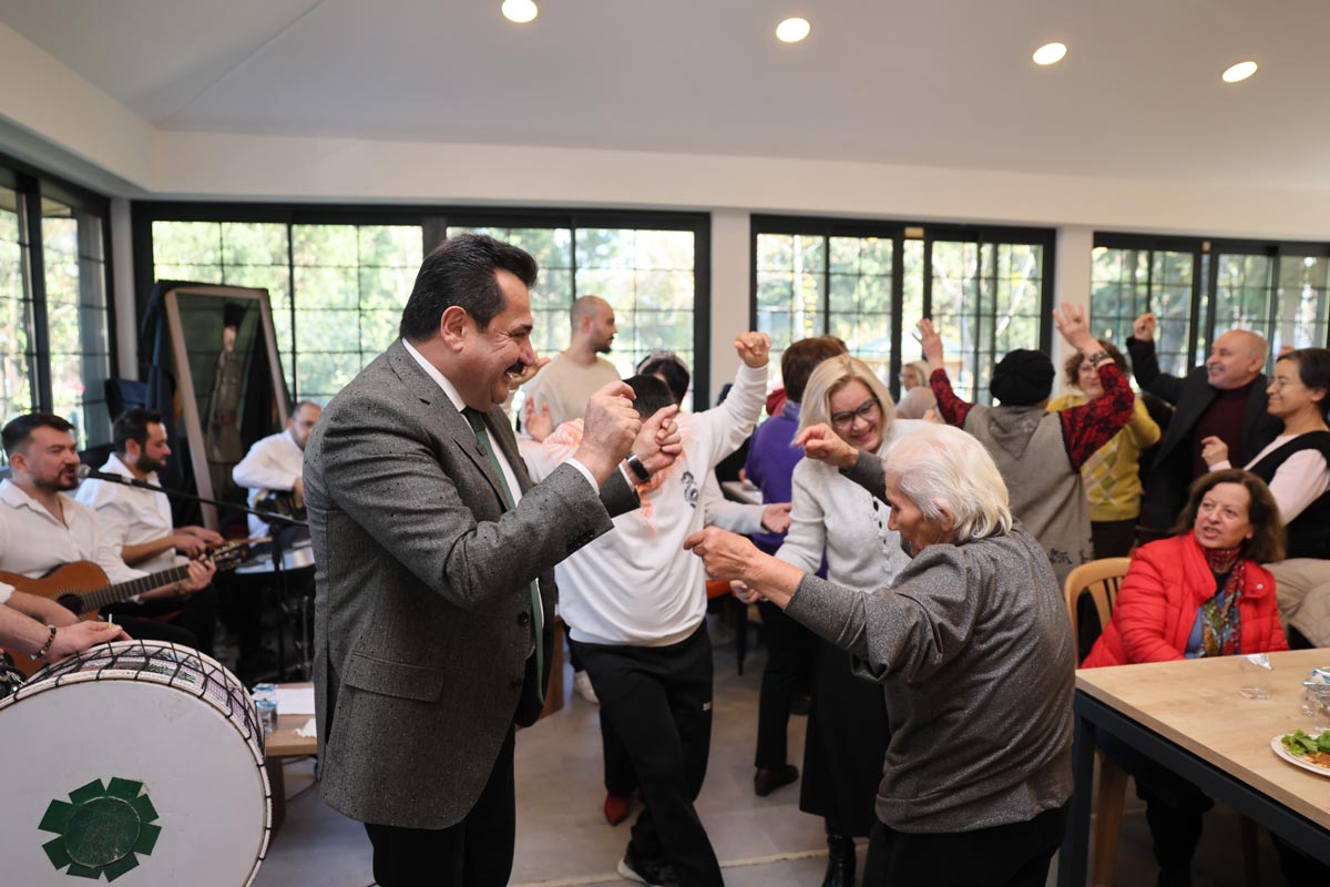 PAMUKKALE’NİN ÇINARLARI 2025’E BÖYLE VEDA ETTİ