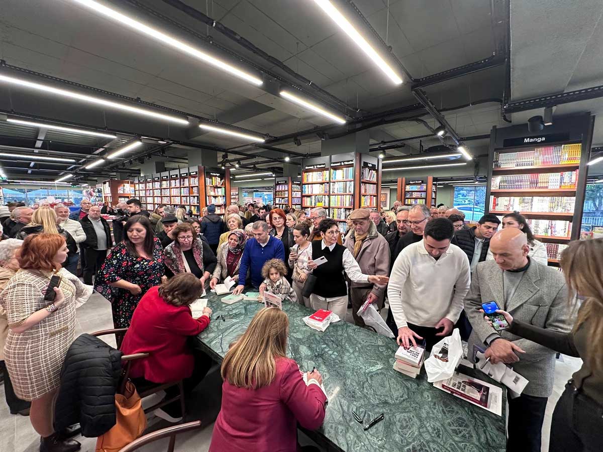 KARACA VE TOKER KİTAPLARINI İMZALADI