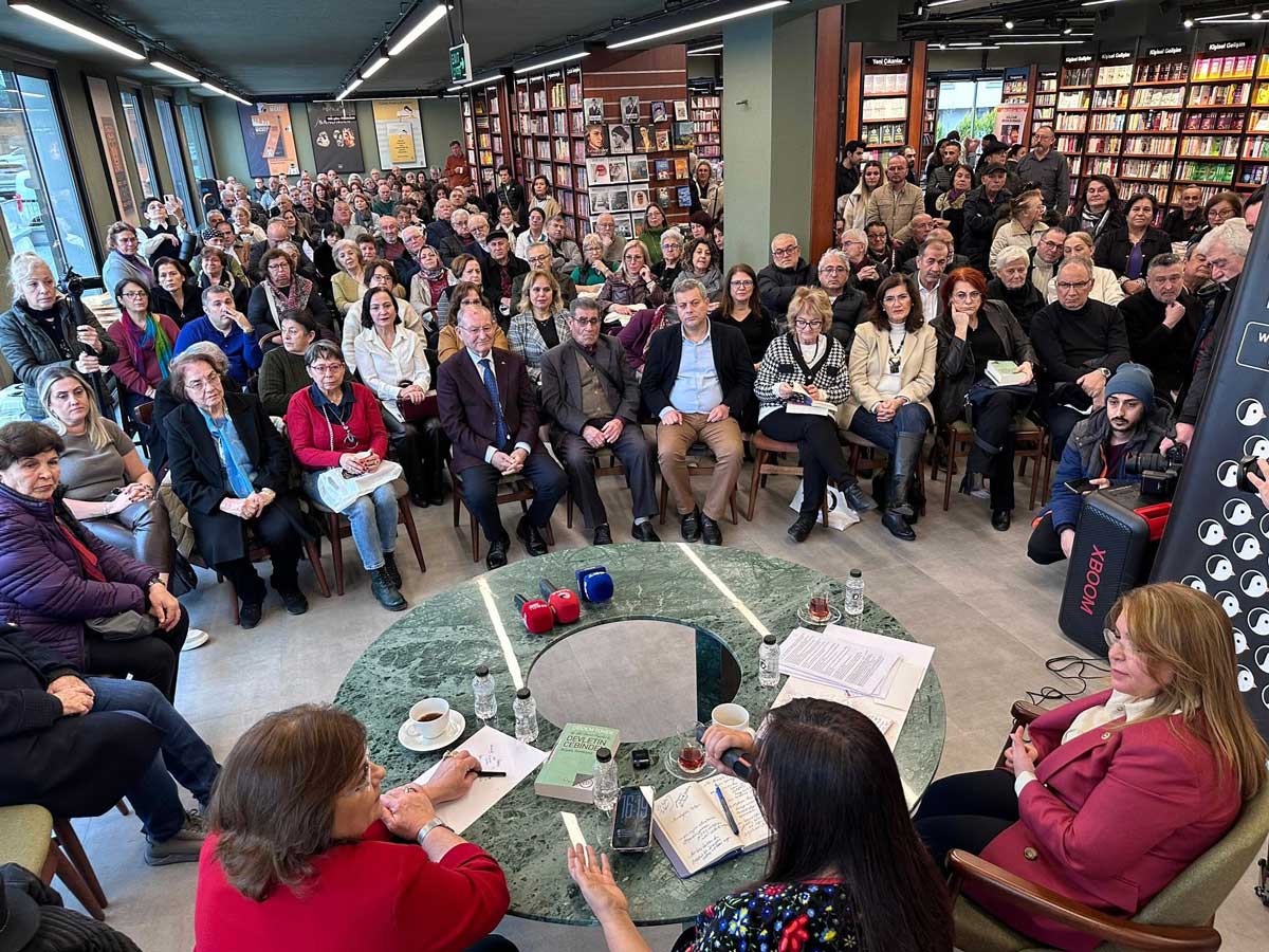 KARACA VE TOKER KİTAPLARINI İMZALADI