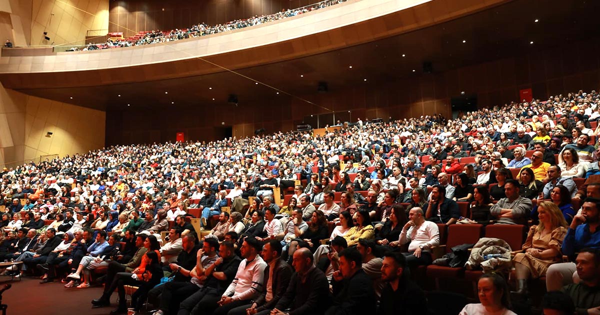 DENİZLİ KOMEDİ SAHNESİ İLKER AYRIK’LA PERDELERİNİ AÇTI