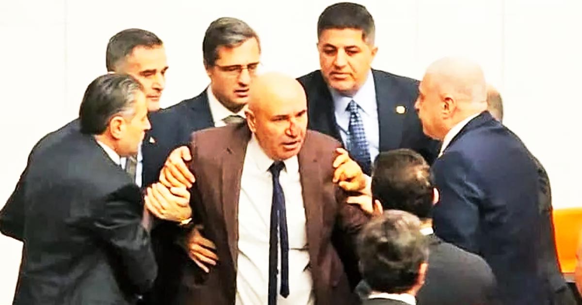 YENİ BAKANLARIN YEMİN TÖRENİNDE MECLİS'TE YUMRUKLU KAVGA