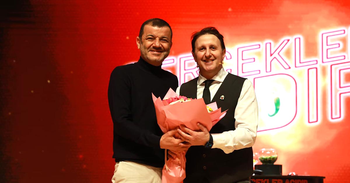 DENİZLİ KOMEDİ SAHNESİ İLKER AYRIK’LA PERDELERİNİ AÇTI