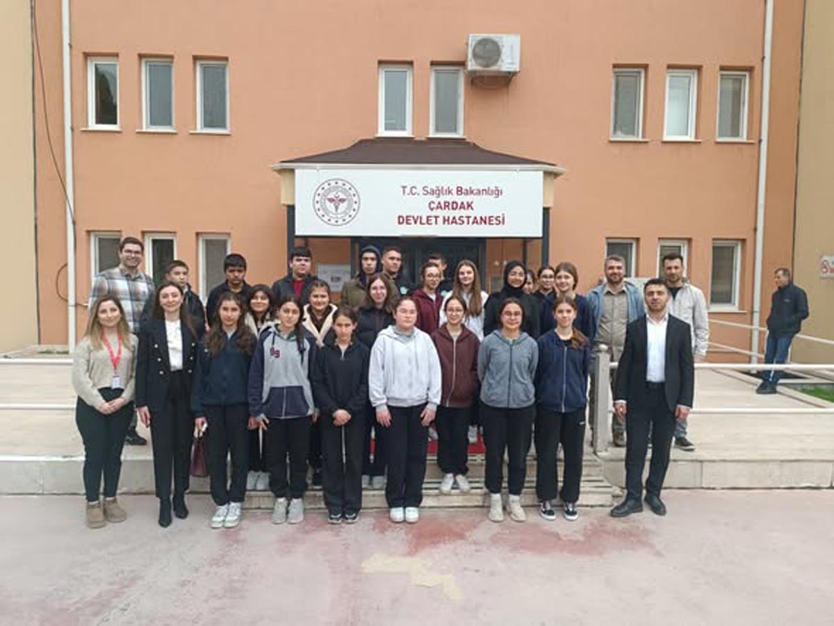 ÇARDAK’TA ÖĞRENCİLERDEN HASTANE ZİYARETİ