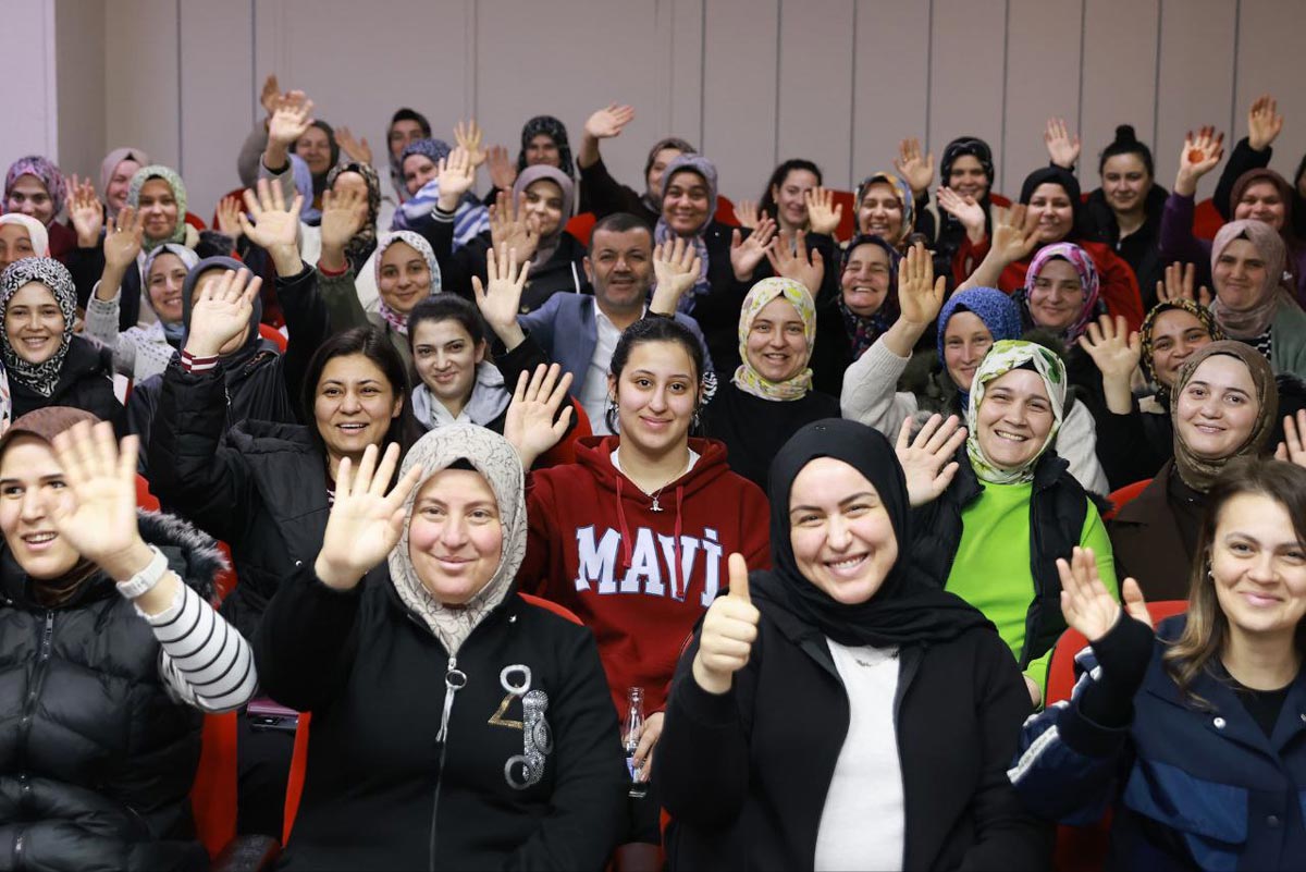 DENİZLİLİ KADINLAR YÜZMEYİ ÖĞRENİYOR