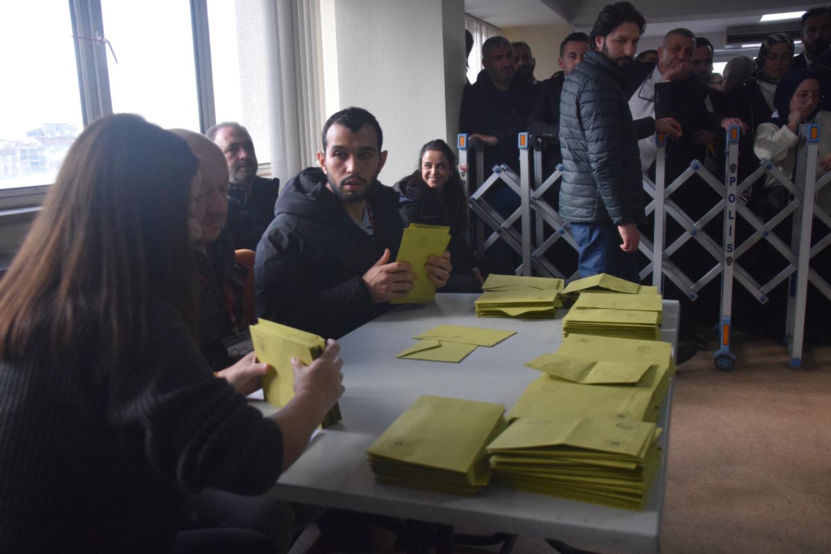 EMLAKÇILAR ODASI’NDA BAYRAK DEĞİŞİMİ