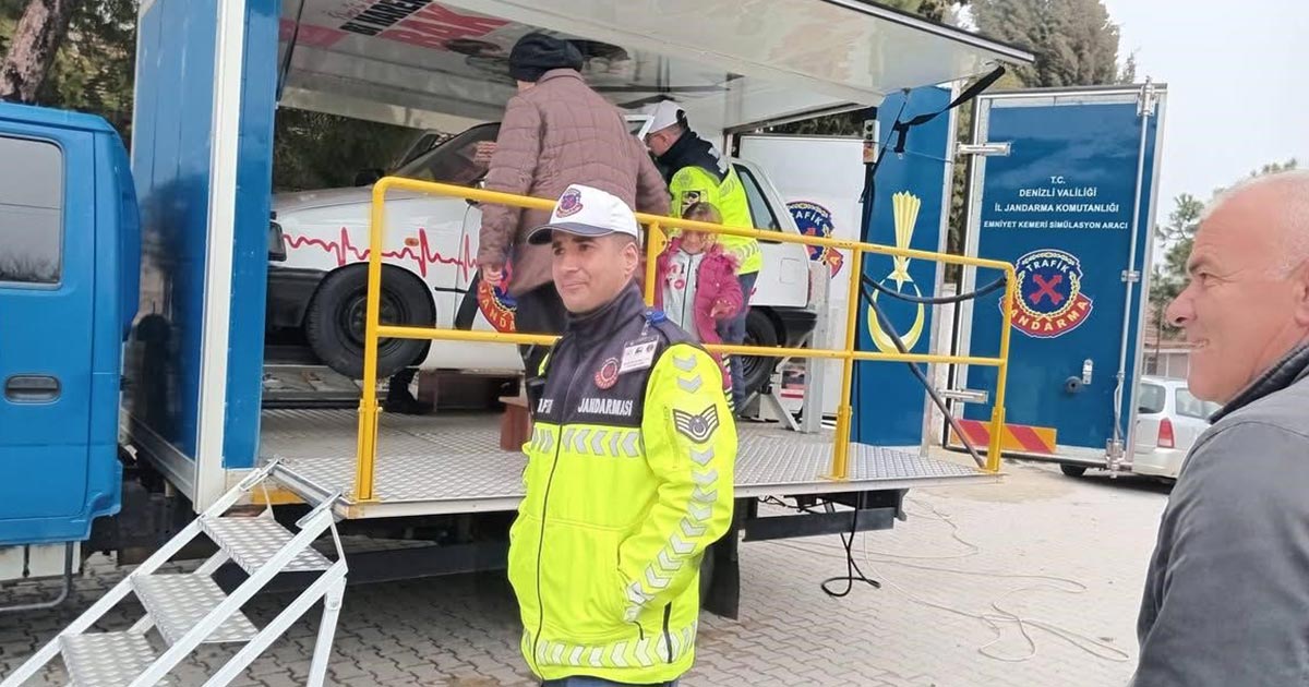 JANDARMADAN ÇOCUKLARA EMNİYET KEMERİ EĞİTİMİ